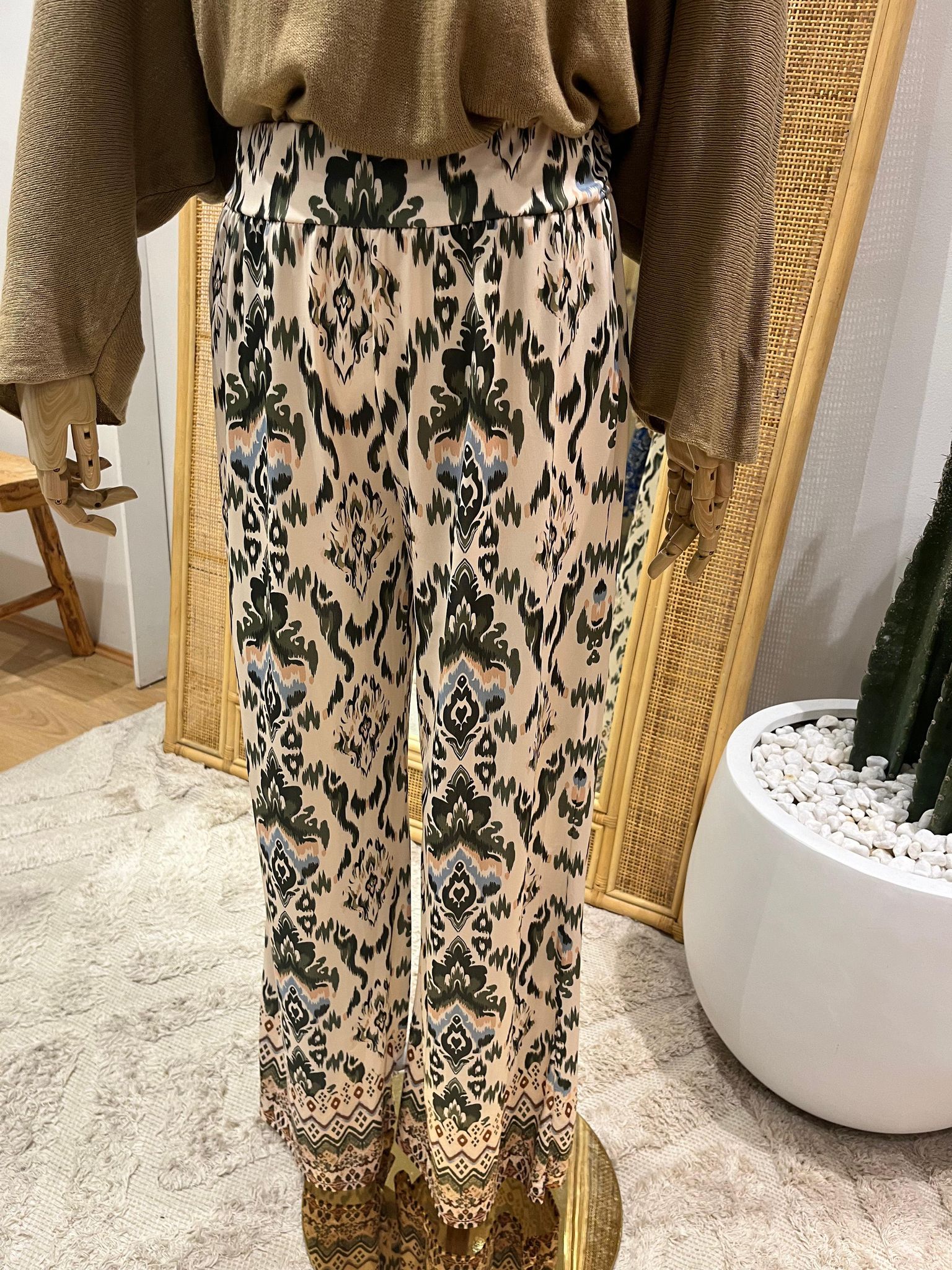 Elastic pattern bohemian pants